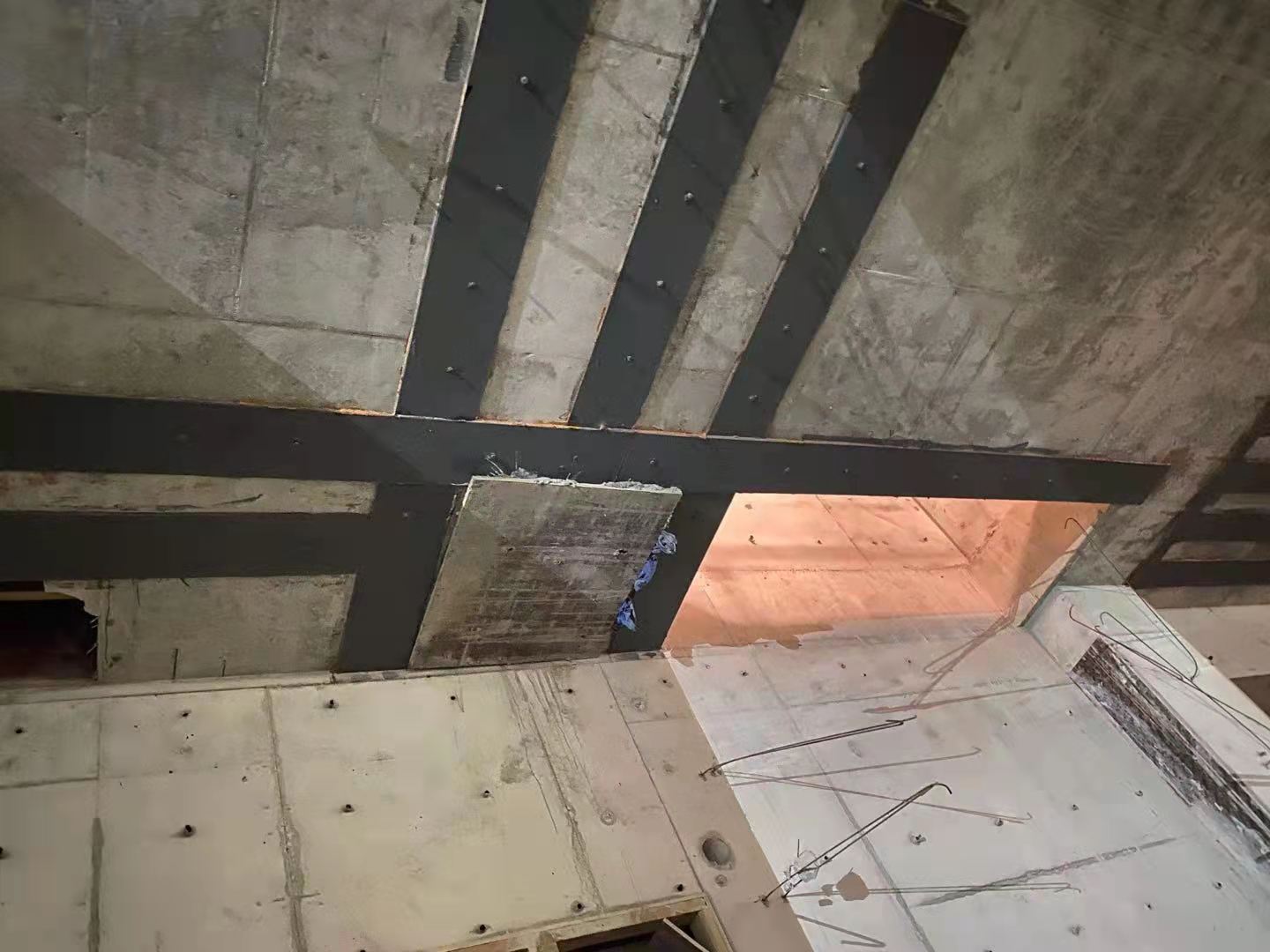 泉州楼板开洞用粘钢加固还是碳纤维布加固